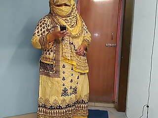 35 Realm Old (Ayesha Bhabhi) bakaya paisa lene aye the, paise ke badle padose se kiya Choda Chudi, Hindi Audio - Pakistan