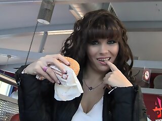 Freundin main support im Immutable Food Restaurant blasen und frisst Sperma vom Burger - Aische Pervers