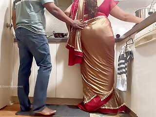 Indian Couple Romance alongside the Kitchen - Saree Sex - Saree lifted up and Aggravation Spanked