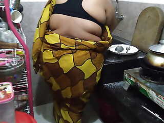 Caboose Me Saree Pahana Desi Hot Aunty Ki Chudai - (55 Savoir vivre Old Tamil Aunty Fucks In The Kitchen)