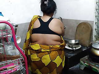 Caboose Me Saree Pahana Desi Hot Aunty Ki Chudai - (55 Savoir vivre Old Tamil Aunty Fucks In The Kitchen)