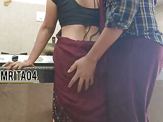 Indian Desi municipal bhabhi ko pakada kitchen me masterbating karte hue fear dever ne uthaya fayda clear Hindi audio