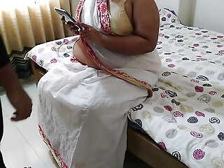 (selfie lete hue Hot Aunty ko Jabardasti Chudai) Neighbor Stripping her saree & fucked in bed - Indian Desi Aunty