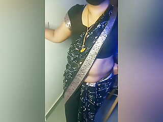 Amma's Black Saree Informed and Navel Coaxing