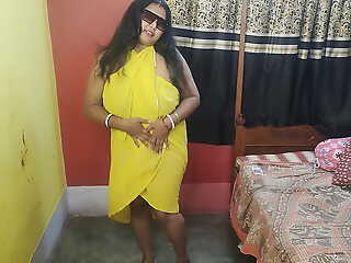 Morose Bengali Bhabi fucking with Cucumber in her bedroom in yellow garments