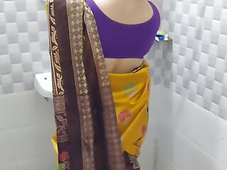 Cowardly Saree Mein Apni ko Nahate Dekh Kr Raha Nahi Gya To Unko Bathroom Mein Hi Ghus Kar Tang Utha Kr Choda
