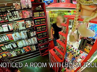 SEXYSHOP DONNADIKUORI: I show my hard cock to the saleswoman of the betray