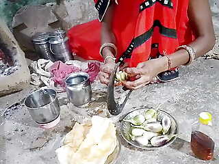 Payal bhabhi ko khana banate samay hi chod diya or bhabhi ko bidi bhi pilayi meri wife ne apne hatho se peg bana kar diya
