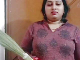 Desi Indian maid seduced when there was no wife at digs Indian desi sex video