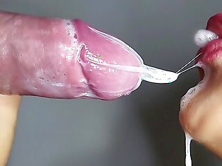 CLOSE UP: Amazing blowjob. I broke the condom to suck circa the cum