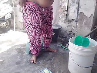 Indian Bhabhi's hot video to the fullest bathing
