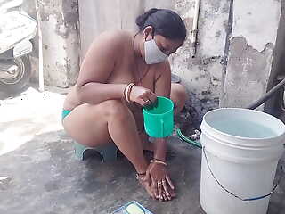 Indian Bhabhi's hot video to the fullest bathing
