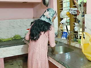 Indian Wife cuckold Hubby Ke Samne Boyfriend se Chuda kitchen