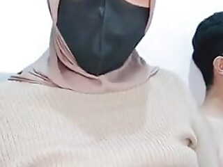 Hijab Wife Squeezes On touching Scrimp By means of Live