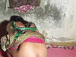 desi bhabhi saree me chudwane ke liye taiyar thi