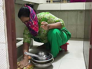 I suddenly see my aunty cleaning a difficulty dishes in a difficulty house