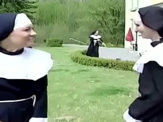 Notgeile Nonne wird vom Handwerker heimlich entjungfert